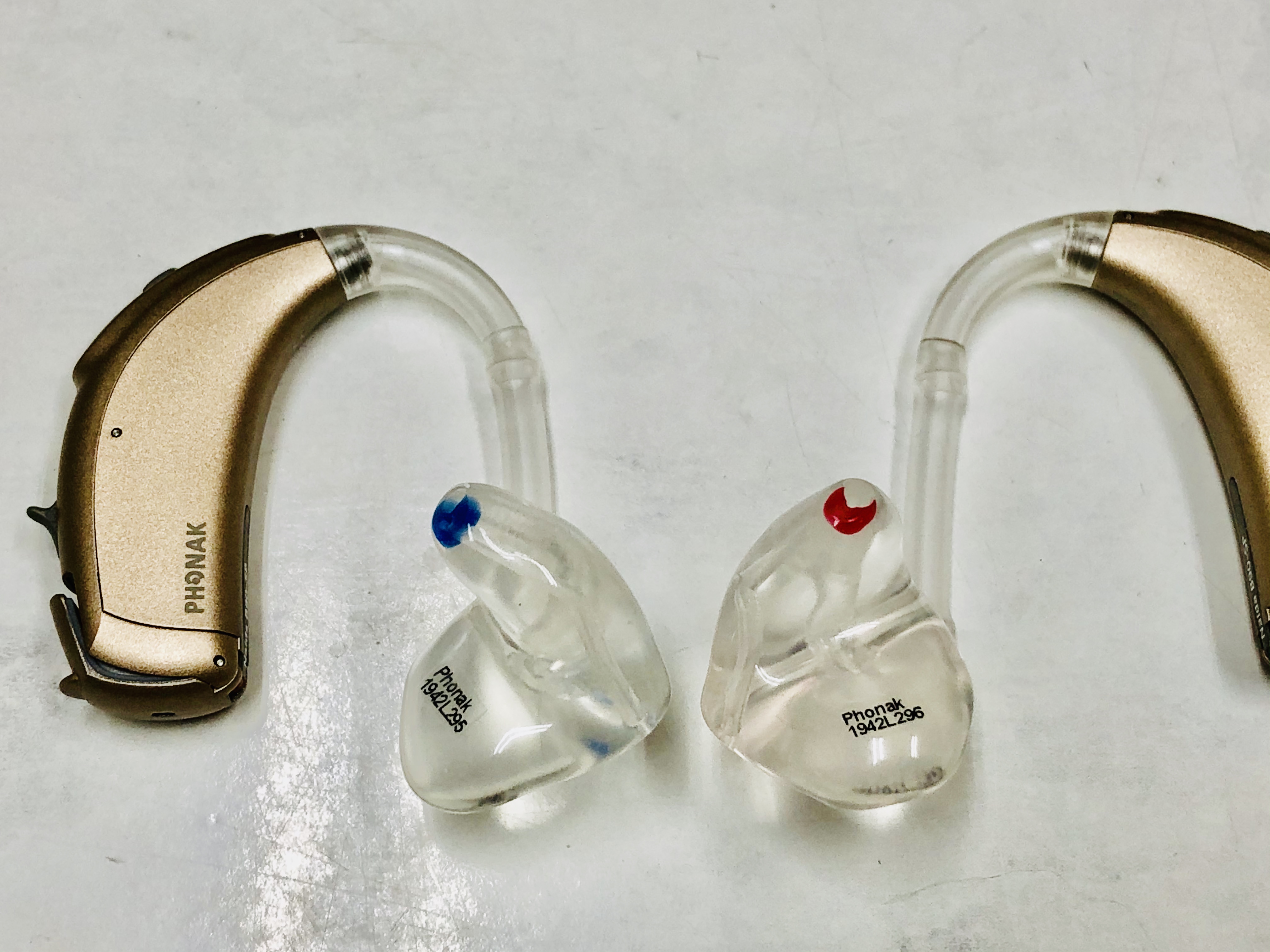 きこえプラザ湘南では、耳掛け補聴器にはイヤーモールド（耳型耳栓）をおすすめしております。
こちらは、お客様の耳に合わせてオーダーメイドで作成します。
豊かな聞こえや落下防止に効果があります。
また、両耳で作成した時、右が赤、左が青と左右がわかるように印を付ける事もできます。
標準タイプの耳掛け型補聴器でしたら、どのメーカーでもお使いいただけます。
イヤーモールドだけのご注文でも承っております。
宜